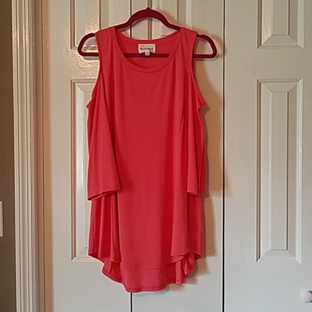 Olive + Oak cold shoulder 3/4 sleeve coral top
